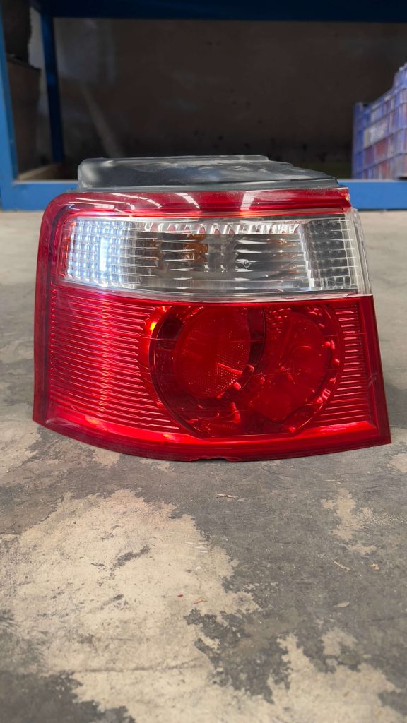 Piloto Kia Karen izquierda