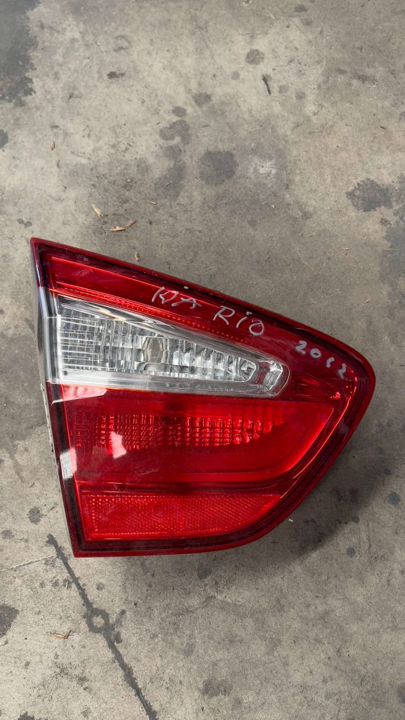 Piloto Kia Rio 2012 derecha