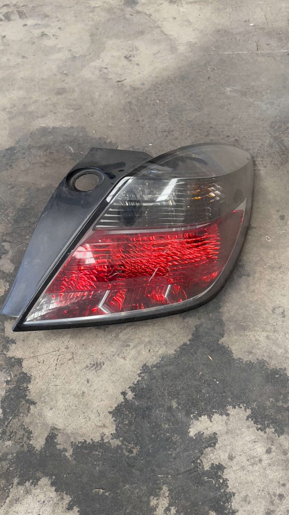 Piloto Opel Astra 2011 derecha