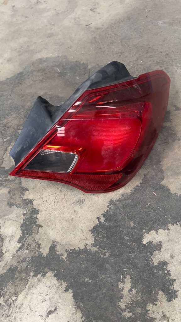 Piloto Opel Corsa 2016 derecha