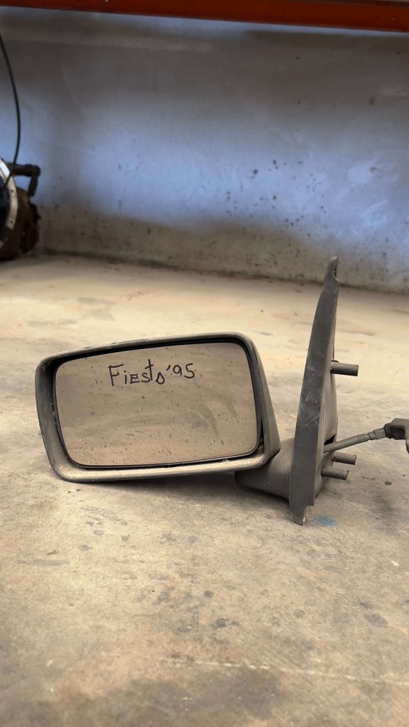 Retrovisor Ford Fiesta 1995 izquierda